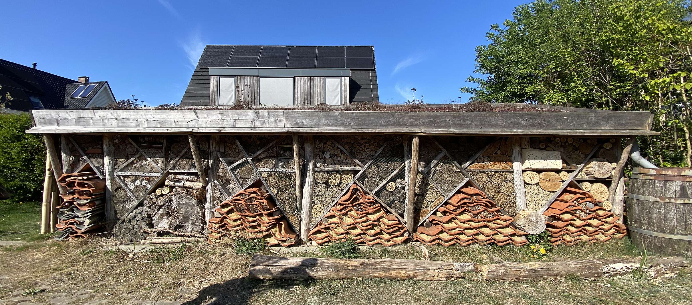 Insectenhotel in de tuin van ecowijk Mandora in Houten foto gemaakt door Aram